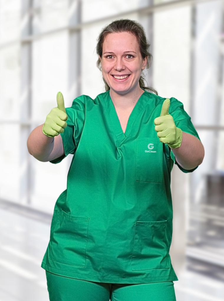 Eine Mitarbeiterin der GoClean Putzfirma München mit 2 Daumen hoch