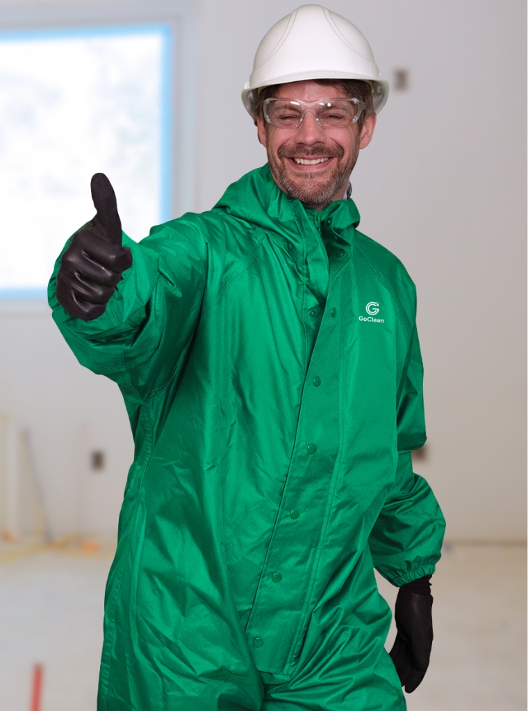 Ein Mitarbeiter der GoClean Baureinigung München mit Daumen hoch