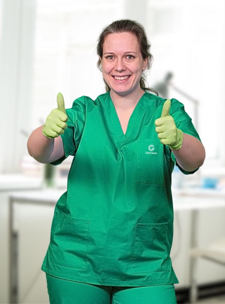 Eine Mitarbeiterin der GoClean Büroreinigung München mit 2 Daumen hoch
