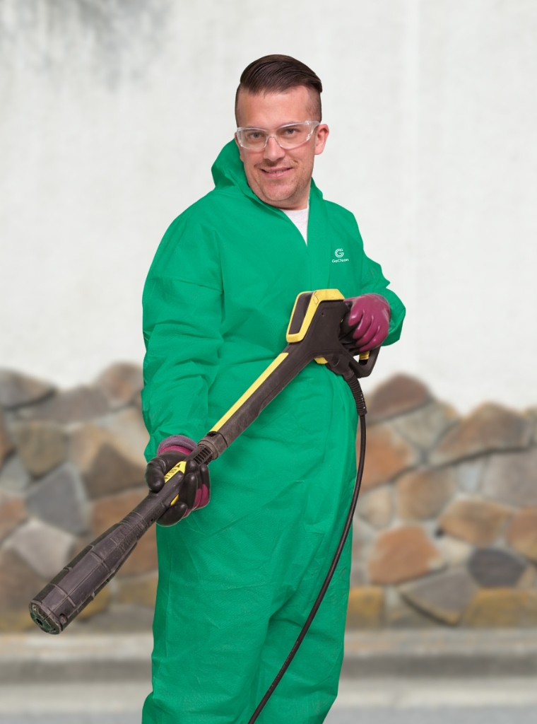 Ein Mitarbeiter der GoClean Fassadenreinigung München mit einem Hochdruckreiniger