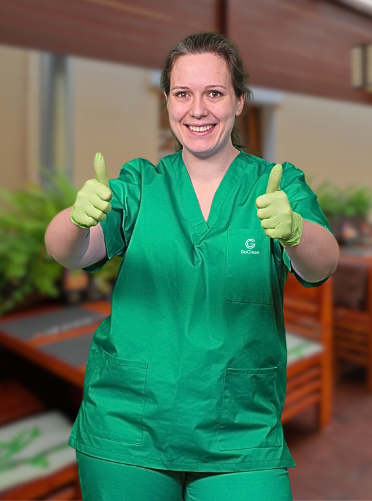 Eine Mitarbeiterin der GoClean Gastronomiereinigung München mit 2 Daumen hoch
