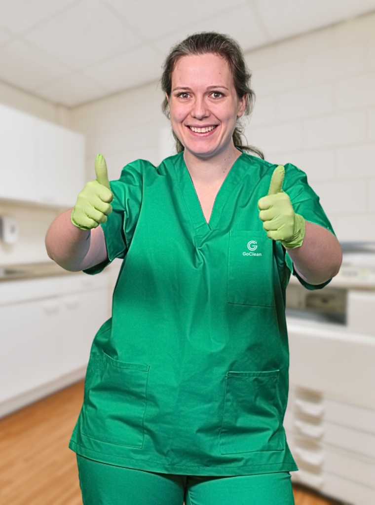 Eine Mitarbeiterin der GoClean Grundreinigung München mit 2 Daumen hoch