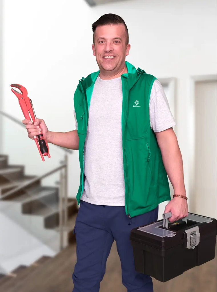 Ein Mitarbeiter der GoClean Hausmeisterservice mit Werkzeug