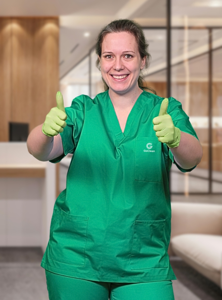 Eine Mitarbeiterin der GoClean Kanzleireinigung München mit 2 Daumen hoch