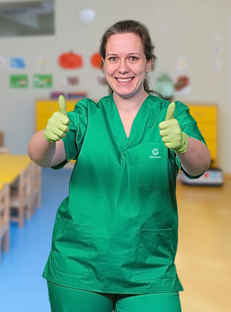 Eine Mitarbeiterin der GoClean Kitareinigung München mit 2 Daumen hoch