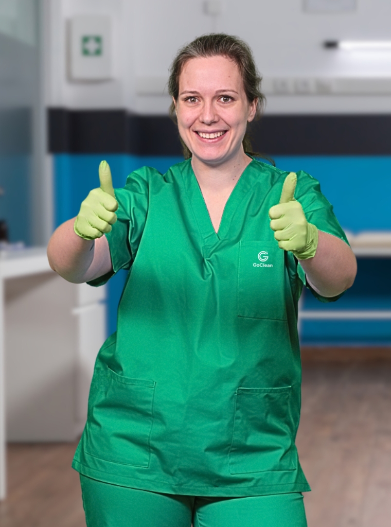 Eine Mitarbeiterin der GoClean Praxisreinigung München mit 2 Daumen hoch